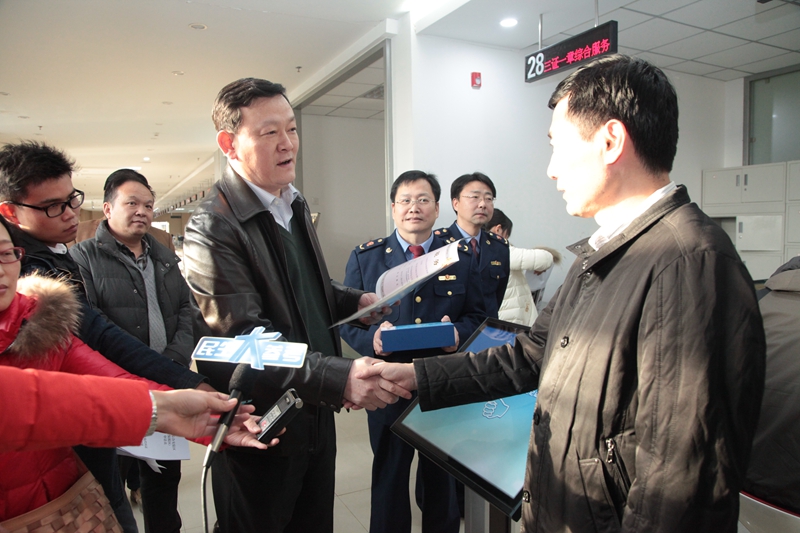 (鄭州市工商局黨組成員、副局長江洪為企業(yè)頒發(fā)河南省第一份&ldquo;三證一章&rdquo;)