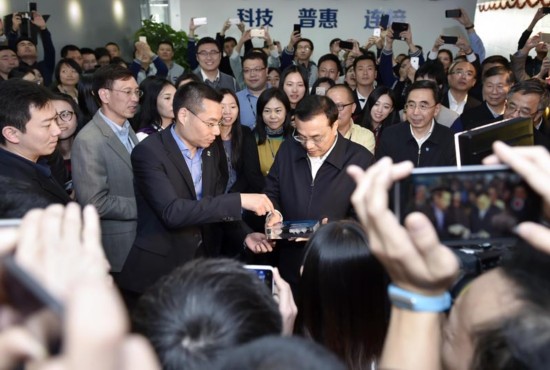 李克強(qiáng)總理見證首家互聯(lián)網(wǎng)銀行第一筆貸款