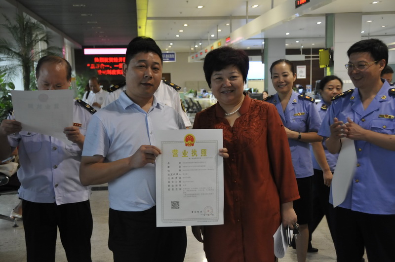 鄭州經(jīng)濟(jì)技術(shù)開發(fā)區(qū)發(fā)放首張&ldquo;三證合一、一照一碼&rdquo;營(yíng)業(yè)執(zhí)照