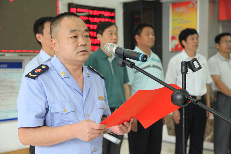 鄭州市工商局頒發(fā)全市首張&ldquo;三證合一、一照一碼&rdquo;營(yíng)業(yè)執(zhí)照