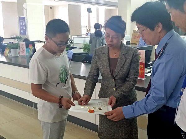 河南省首張&ldquo;三證合一一照一碼&rdquo;營業(yè)執(zhí)照在鶴壁成功發(fā)出